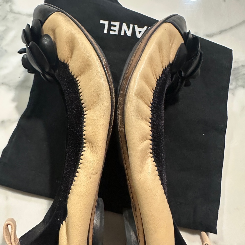 CHANEL Black and Tan Flats with Elegant flower - Picture 5 of 5